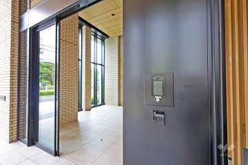 エントランスはオートロック付きです。