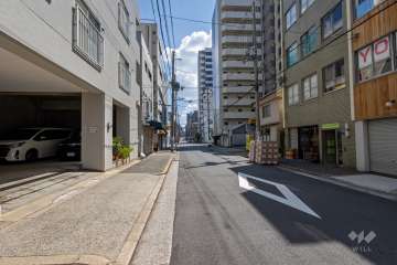 敷地西側の前面道路（北側から）