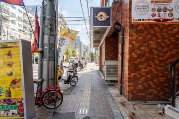 敷地南側の前面道路（西側から）