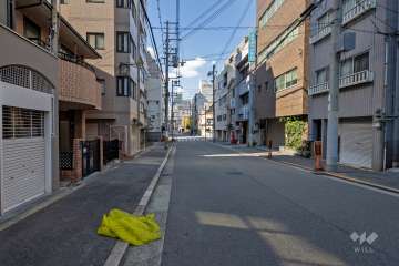 敷地東側の前面道路（南側から）