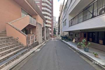 敷地北東側の前面道路（北西側から）