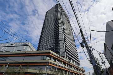 ザ・タワー十条の外観（西側から）