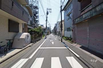 敷地南側の前面道路（西側から）