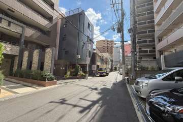 敷地西側の前面道路（北側から）