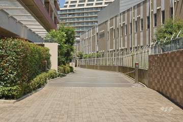 駐車場の出入り口（ロボットゲート付き）