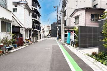 敷地の西側前面道路（南側から）
