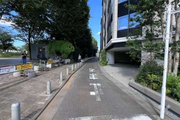 敷地の南側前面道路（東側から） 
