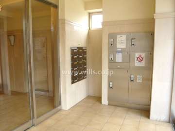 エントランスにはオートロックと宅配ボックスが設置されています。