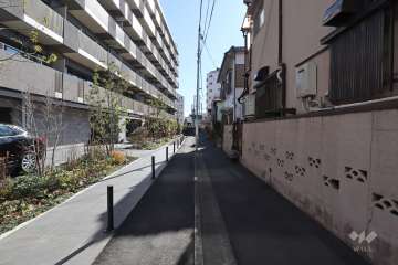敷地西側の前面道路