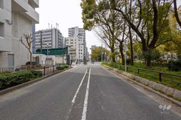 敷地の北側前面道路（東側から）