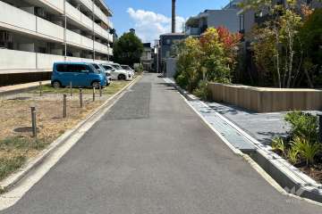 敷地北側の前面道路（西側から）