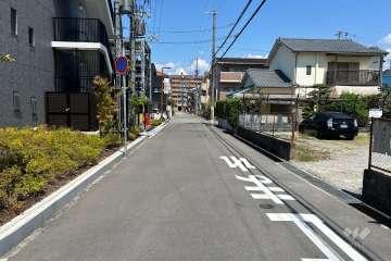 敷地東側の前面道路（南側から）