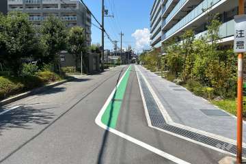 敷地南側の前面道路（東側から）