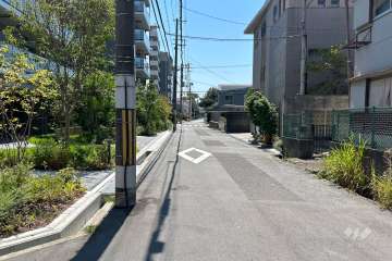 敷地西側の前面道路（北側から）