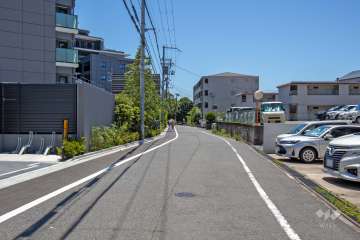 敷地北西側の前面道路（北東側から）