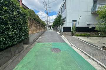 敷地北側の前面道路（東側から）