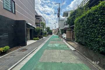 敷地北側の前面道路（西側から）