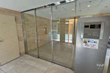 エントランスはオートロック付きです。