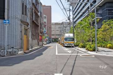敷地南東側の前面道路（東側から）