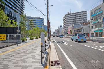 敷地北西側の前面道路（北東側から）