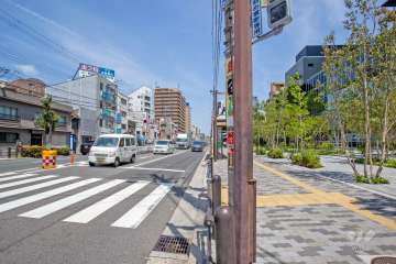 敷地北西側の前面道路（南西側から）