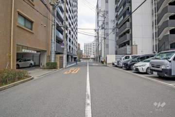 敷地東側の前面道路（南側から）