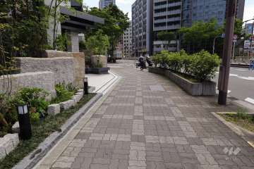 敷地北西側の前面道路（北東側から）
