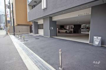 .駐車場の出入り口(ロボットゲート付き）・敷地内駐車場（屋内平面式）