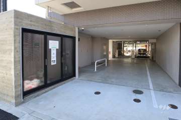 ゴミステーションと敷地内駐車場（屋内機械式）