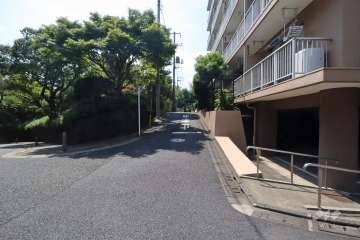 敷地南東側の前面道路