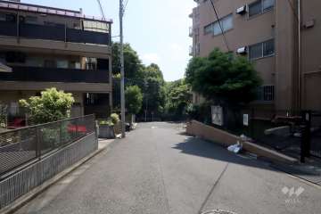 敷地北東側の前面道路