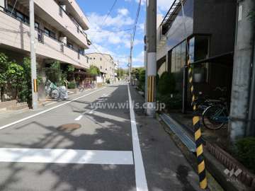敷地北側の前面道路（西側から）