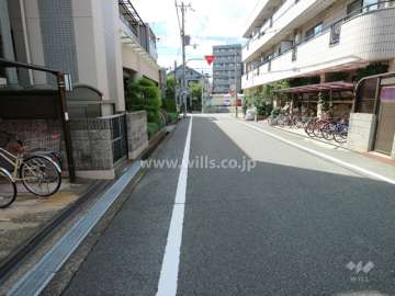 敷地北側の前面道路（東側から）