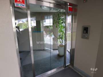 エントランスはオートロック付きです。