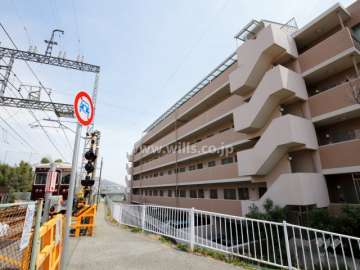 敷地の北側を阪急宝塚線が走っています。