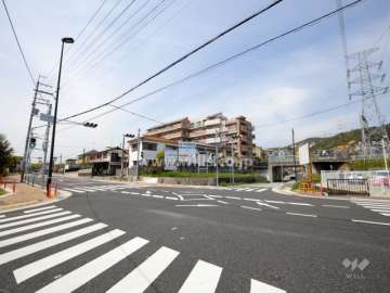 ユニーブル雲雀丘の遠景。手前の道路は国道176号線です。