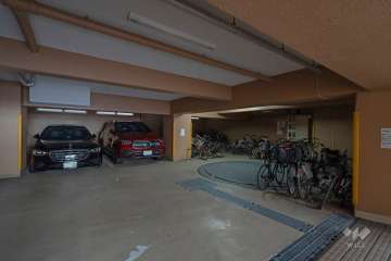 敷地内駐車場（屋内平面式）と駐輪場　