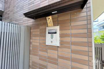 エントランスはオートロック付きです。