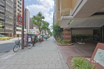 敷地東側の前面道路（北側から）