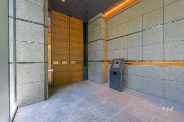 エントランスはオートロック付きです。　