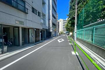 敷地の北側前面道路（東側から）