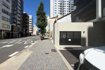 敷地西側の前面道路(南側から)