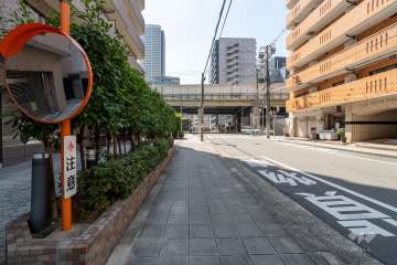 敷地南側の前面道路（東側から）