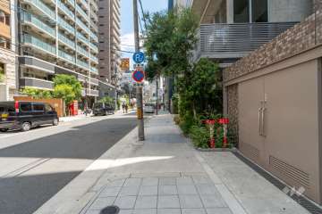 敷地の北側前面道路（西側から）