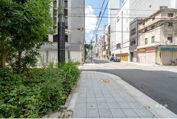 敷地北側の前面道路（東側から）
