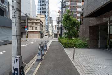 敷地西側の前面道路（南側から）