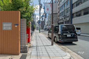 敷地南側の前面道路（西側から）
