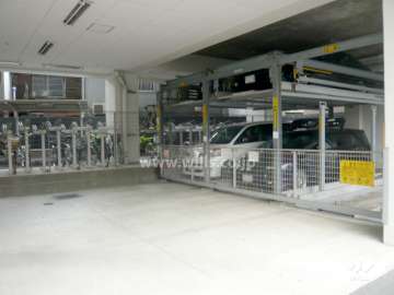 建物1階部分にある敷地内駐車場（屋内機械式）
