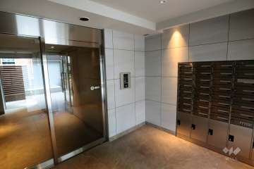 エントランスはオートロック付きです。