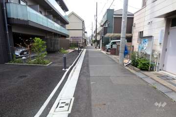 敷地西側の前面道路（北側から）